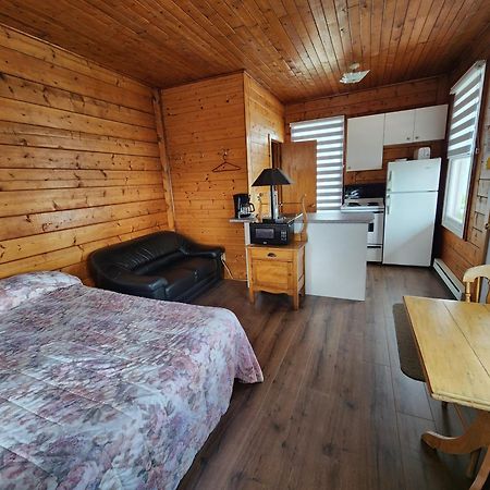 Motel Et Chalets Bo-Fleuve Evangeline Saint-Siméon エクステリア 写真