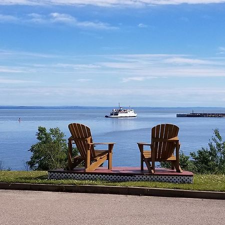 Motel Et Chalets Bo-Fleuve Evangeline Saint-Siméon エクステリア 写真