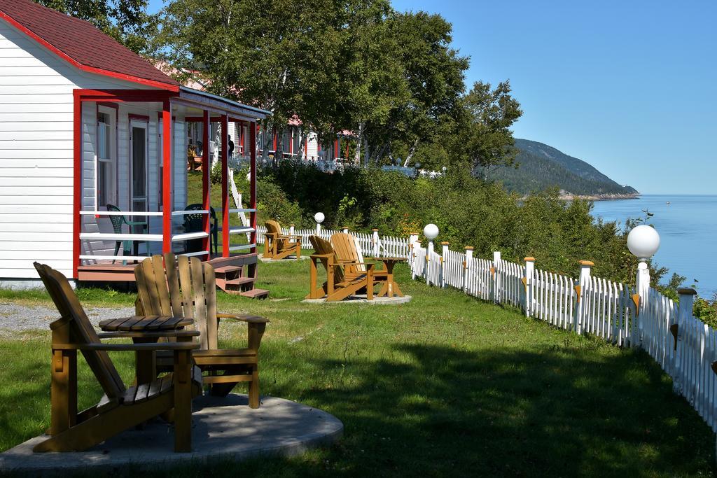 Motel Et Chalets Bo-Fleuve Evangeline Saint-Siméon エクステリア 写真