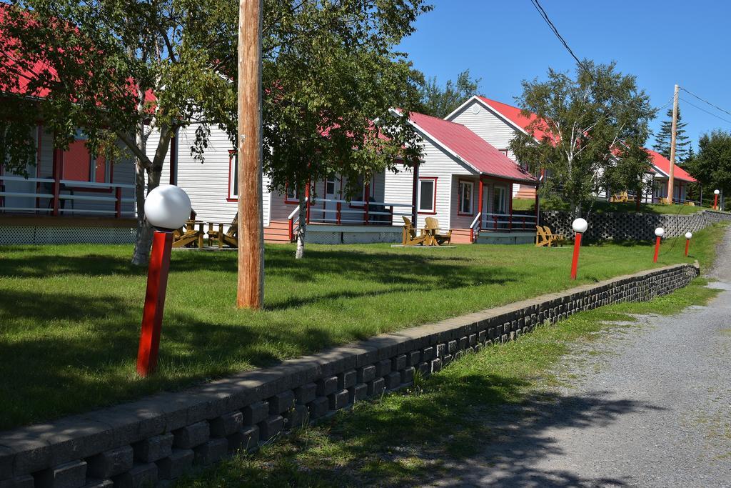 Motel Et Chalets Bo-Fleuve Evangeline Saint-Siméon エクステリア 写真