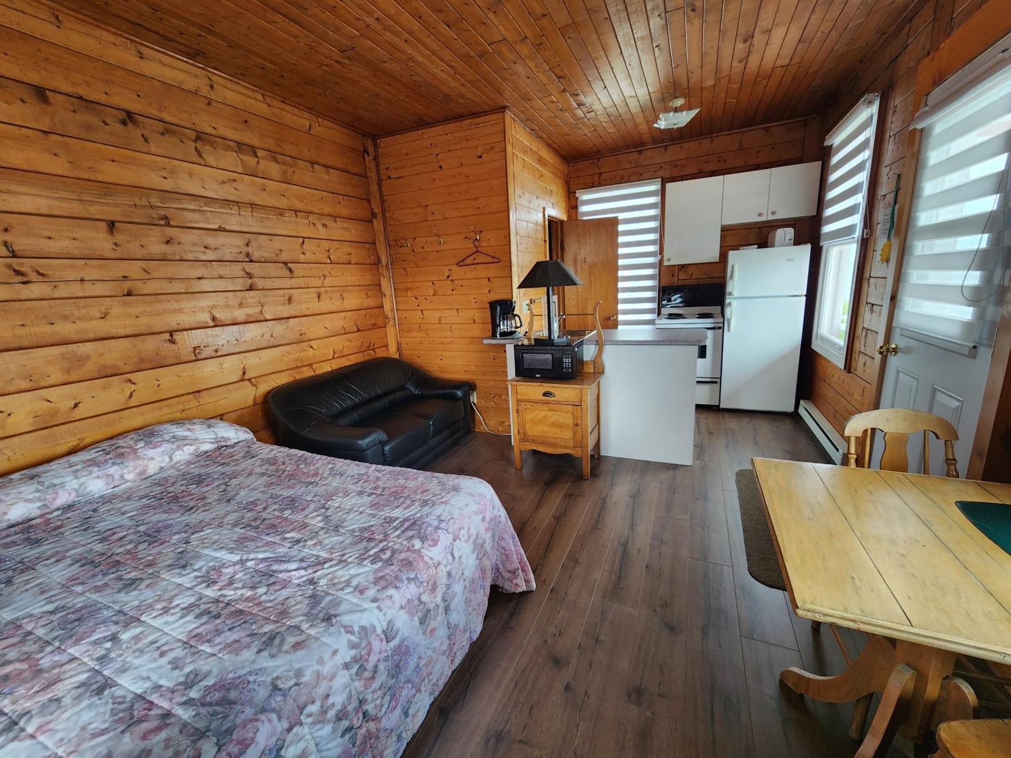 Motel Et Chalets Bo-Fleuve Evangeline Saint-Siméon エクステリア 写真